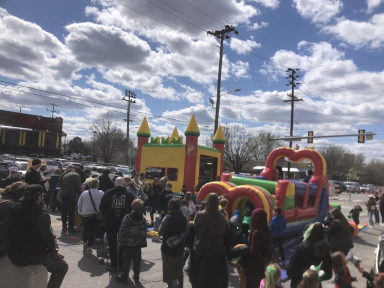 SITE KILKENNYS INFLATABLE IMAGE CROWD